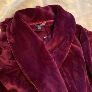 NWT VICTORIA’S SECRET SOFT LUXURIOUS PLUSH CABERNET/BURGUNDY ROBE SATIN PIPING